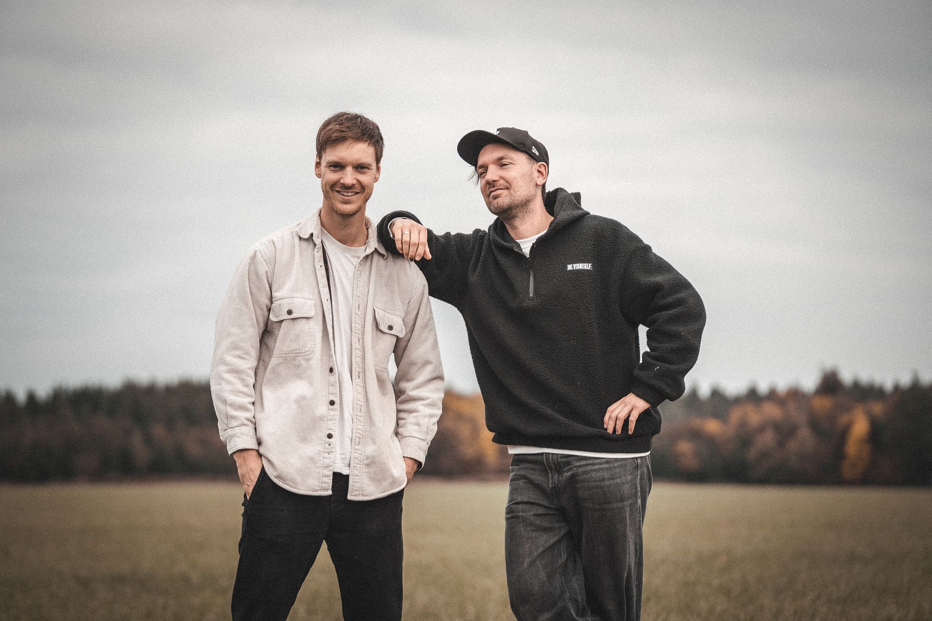 BRIADA, zwei Männer stehen nebeneinander und lehnen sich aneinander