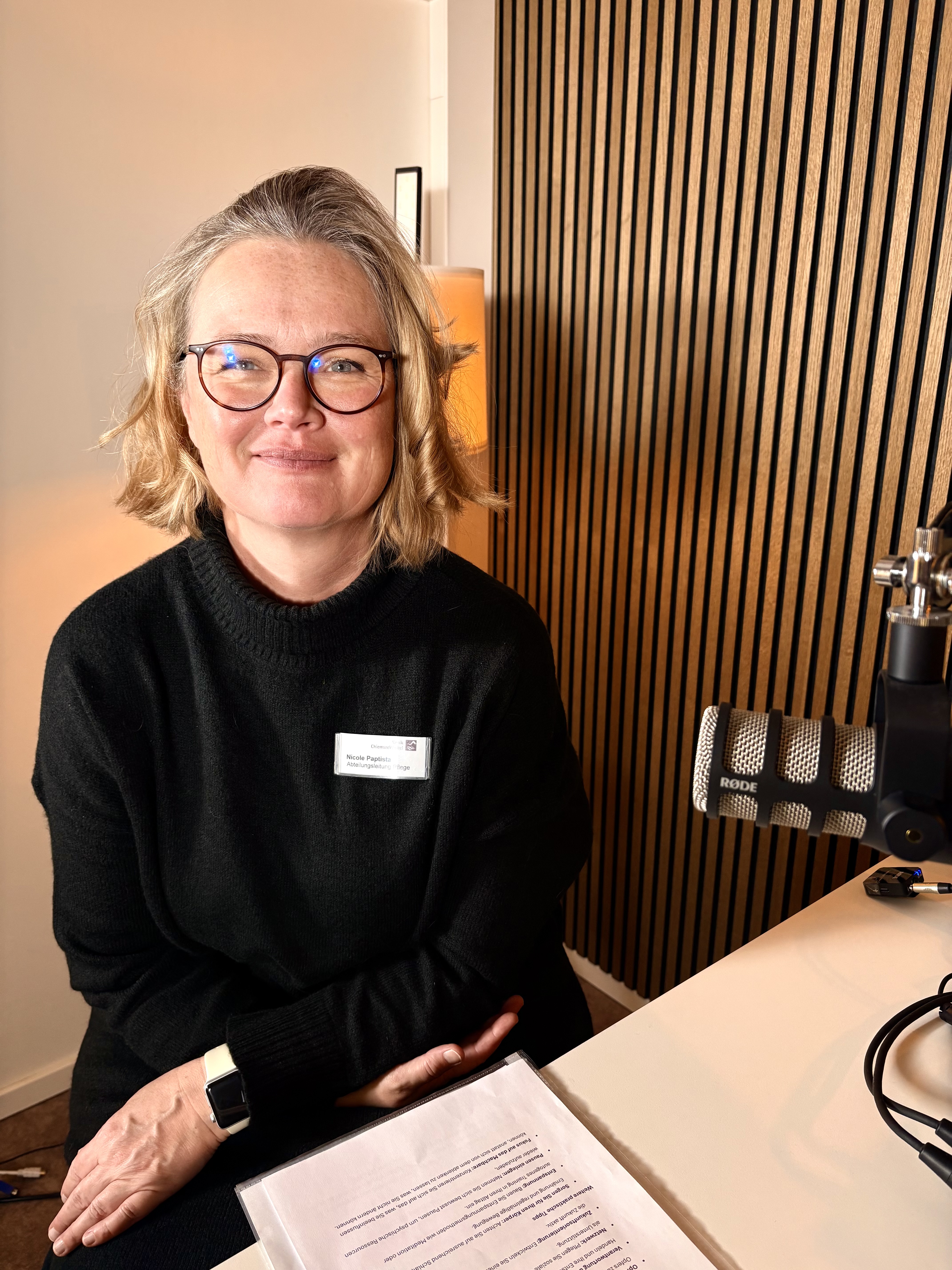 In unserer neuesten Folge sprechen wir über Resilienz – jene innere Widerstandskraft, die uns hilft, Krisen, Stress und emotionale Belastungen besser zu bewältigen. Erfahren Sie, warum Resilienz kein angeborenes Talent ist, sondern eine Fähigkeit, die wir alle erlernen und trainieren können.