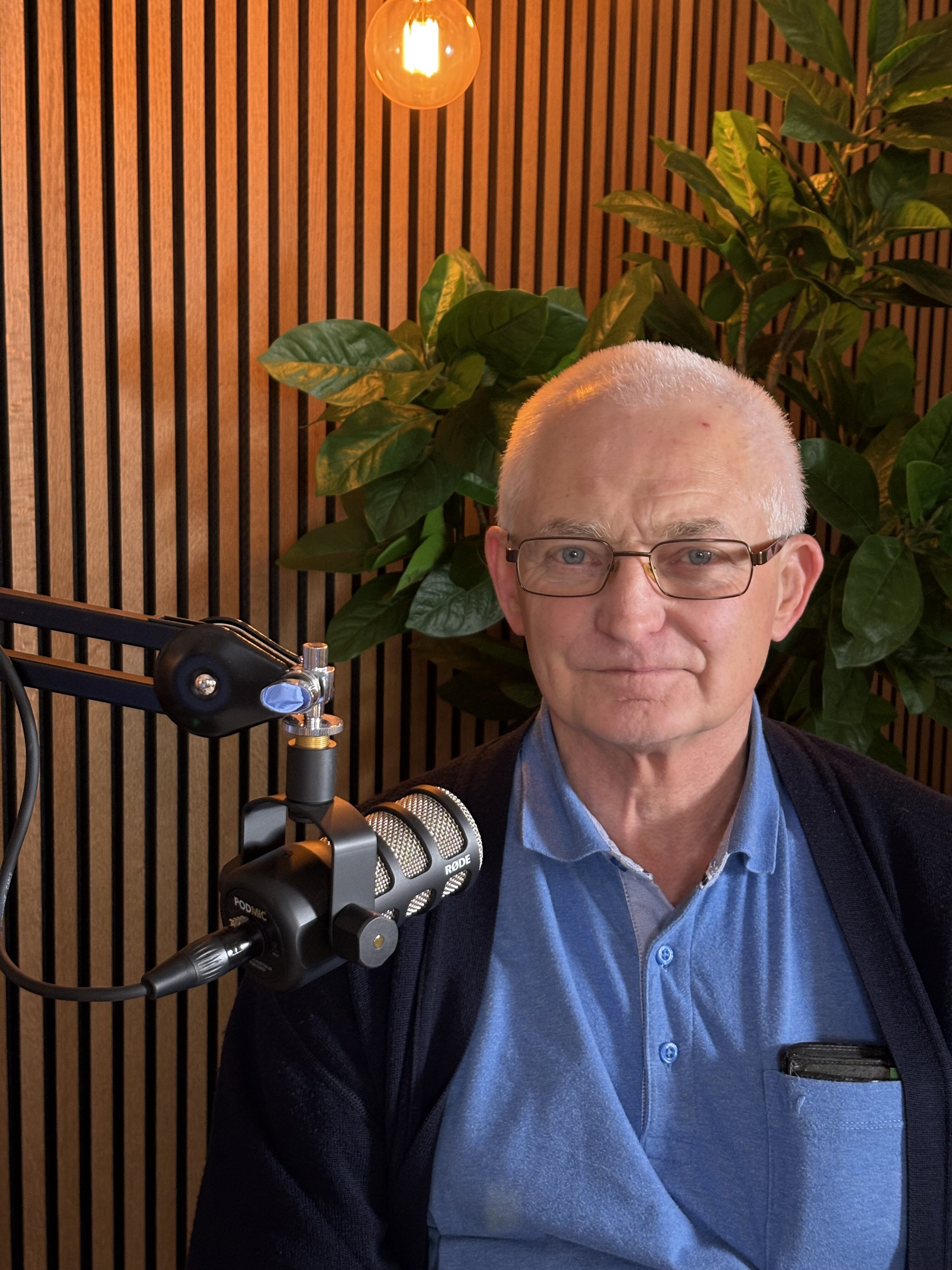 In der neuesten Episode von Berg & Seele begrüßt Host Markus Sturm Georg Wimmer, einen ehemaligen Kreisbrandinspektor und aktiven Diakon, der über seine Erfahrungen in der psychosozialen Notfallversorgung spricht.